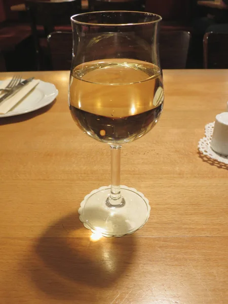 bir kadeh beyaz şarap bir tablo