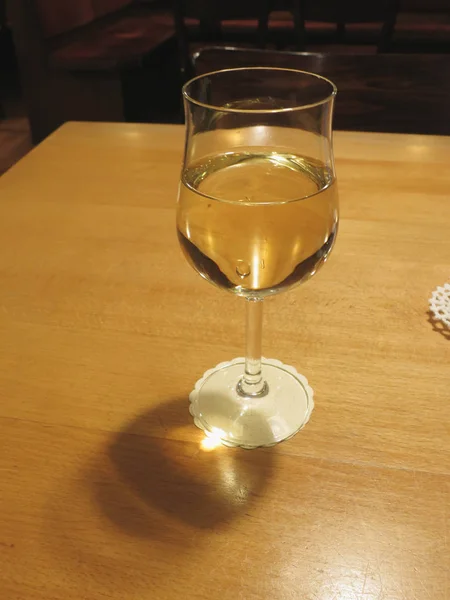 Copo Vinho Branco Uma Mesa — Fotografia de Stock