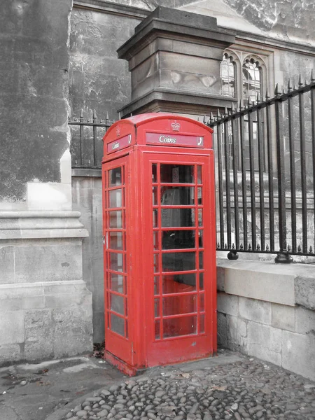 Kırmızı telefon kulübesi K6 (Oxford, İngiltere, Birleşik Krallık) aksine siyah beyaz resim üzerinde