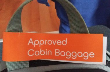 Bir çanta için bağlı Kabin Bagaj etiketi onaylı