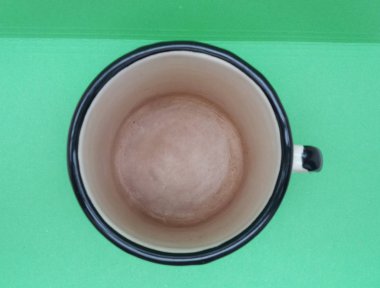 Yeşil arka plan üzerinde beyaz emaye pot kapalı eski moda