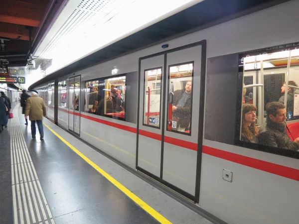 Treno della metropolitana a Vienne — Foto Stock