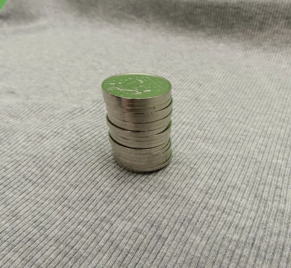 Νομίσματα Czk Πέρα Από Γκρι Ραβδωτή Επιφάνεια Ύφασμα Βαμβάκι — Φωτογραφία Αρχείου