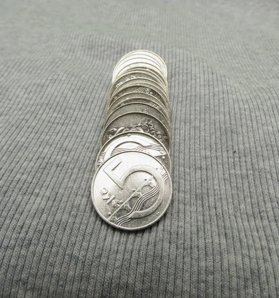 Tschechische Münzen Über Grauem Geripptem Baumwollgewebe — Stockfoto