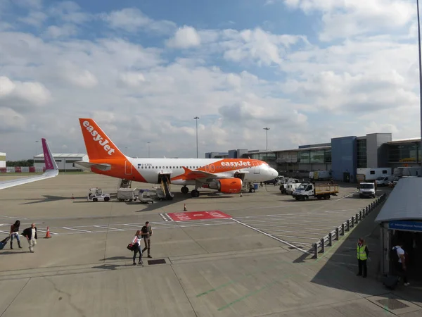 EasyJet Airbus A319 parkeret i London Luton - Stock-foto