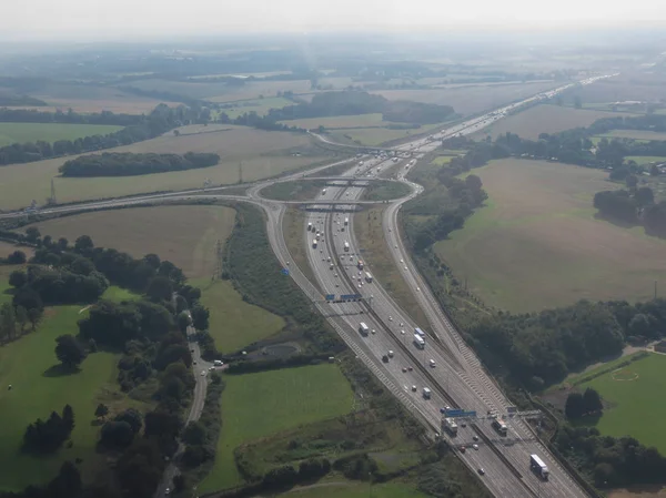 otoyol dolambaçlı kavşağına yakın London, Büyük Britanya
