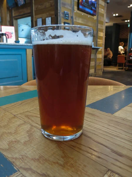 在酒吧里喝一品脱英国啤酒啤酒 — 图库照片