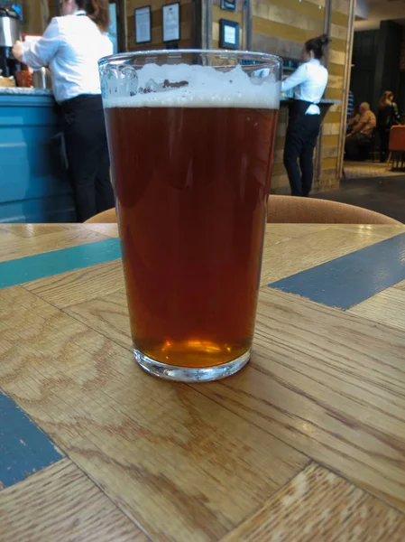 英国斯坦斯特德机场 2016年9月 一品脱英国啤酒在酒吧 — 图库照片