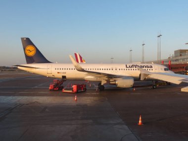 Lufthansa Airbus A320 Hamburg 'a gidiyor.