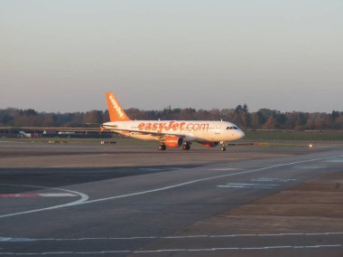 Hamburg, Almanya - Kasım 2016 yaklaşık: Easyjet Airbus A320 taksi sırasında