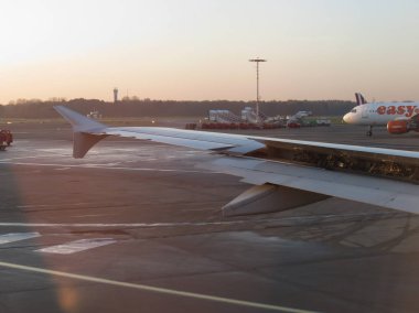 Hamburg, Almanya - Kasım 2016 yaklaşık: Easyjet Airbus A319 taksi sırasında
