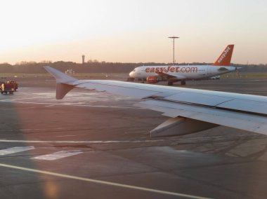 Hamburg, Almanya - Kasım 2016 yaklaşık: Easyjet Airbus A319 taksi sırasında