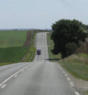 Yol perspektif içinde inişler ve çıkışlar ile kırsal