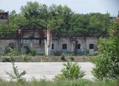 Eski terk edilmiş bir fabrikanın kalıntıları.