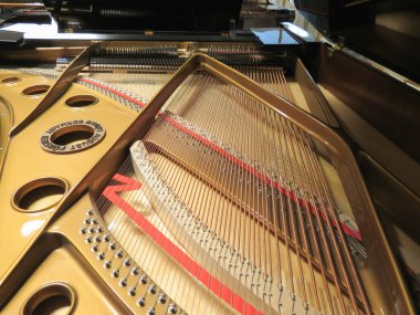 Bir piyano açık ses kartı ile iç mekanizması