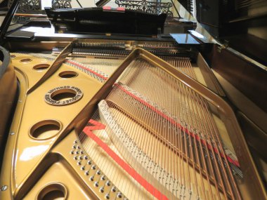 Bir piyano açık ses kartı ile iç mekanizması