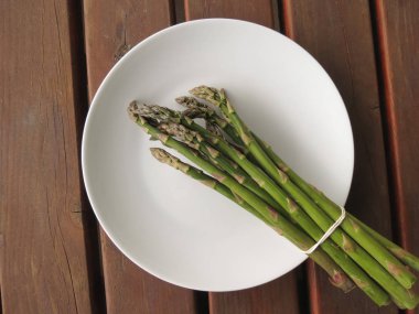 Kuşkonmaz (kuşkonmaz officinalis) sebze vejetaryen yemek bir tabak içinde