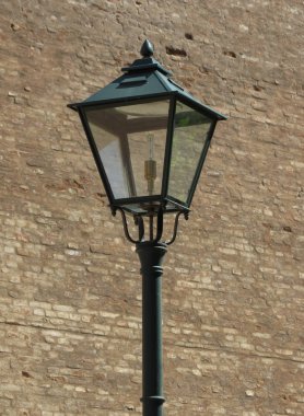 Eski bir kırmızı tuğla duvar önünde sokak ışık eski stil