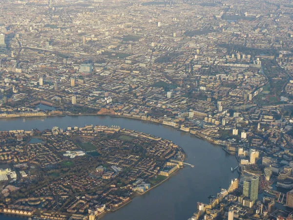 ロンドン市内中心部の上空で飛んでいる飛行機から空撮 — ストック写真