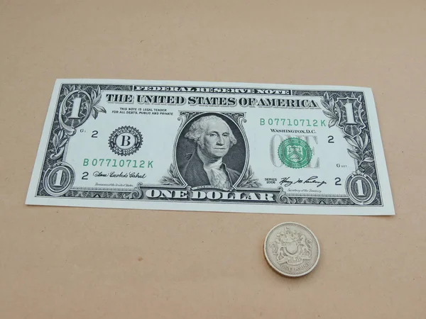 Bize doları banknot - ilk bize Başkan 1789-97 featuring bir dolarlık banknot, George Washington ön yüzünde ve bir Gbp Lirası para