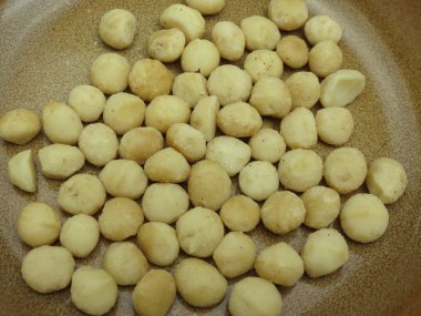 Bir tabak içinde Macadamia fıstığı çiğ gıda