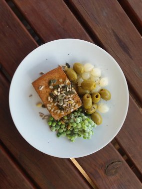 Yeşil Zeytin, salamura soğan ve dondurulmuş bezelye ile tofu dayalı yemek