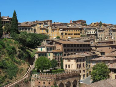 Siena, İtalya, Fonte Branda ile eski şehir merkezinin görünümü