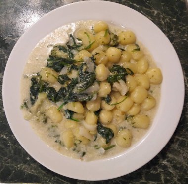 Gnocchi makarna ıspanak soslu'deki geleneksel İtalyan yemekleri