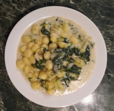 Gnocchi makarna geleneksel İtalyan yemekleri spianch sos ile