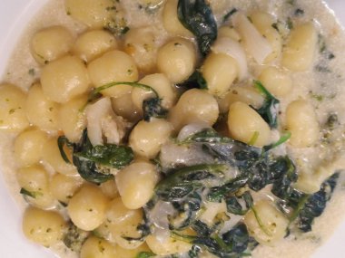 Gnocchi makarna ıspanak soslu'deki geleneksel İtalyan yemekleri