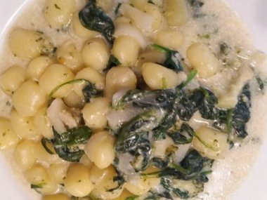 Gnocchi makarna ıspanak soslu'deki geleneksel İtalyan yemekleri