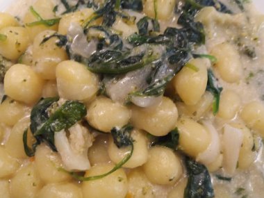 Gnocchi makarna ıspanak soslu'deki geleneksel İtalyan yemekleri