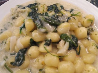 Gnocchi makarna ıspanak soslu'deki geleneksel İtalyan yemekleri