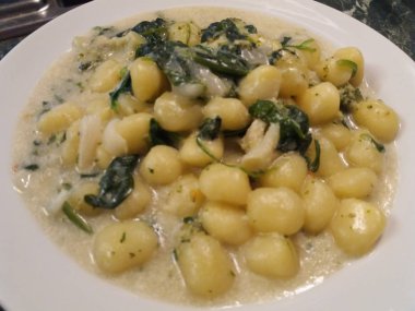 Gnocchi makarna ıspanak soslu'deki geleneksel İtalyan yemekleri