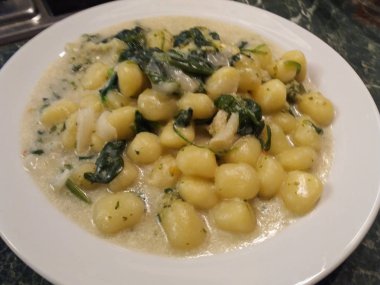 Gnocchi makarna geleneksel İtalyan yemekleri spianch sos ile