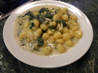 Gnocchi makarna ıspanak soslu'deki geleneksel İtalyan yemekleri