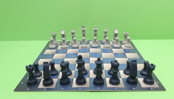 Schachbrett Mit Schwarzen Und Weißen Plastiksteinen — Stockfoto