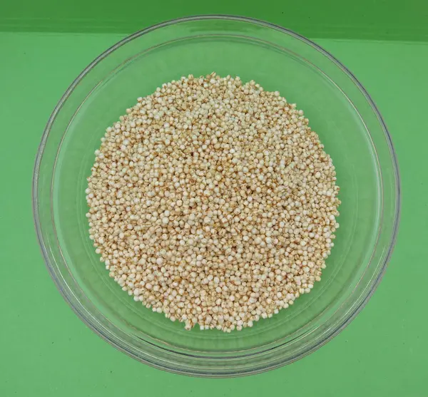 Gepuffte Quinoa Chenopodium Quinoa Einer Glasschüssel Über Grünem Hintergrund — Stockfoto