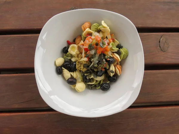 Nudelsalat Mit Dreifarbigem Orecchiette Gebackenen Schwarzen Oliven Gemischter Essiggurke Oliventapenade — Stockfoto