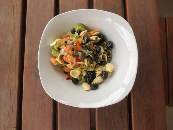 Nudelsalat Mit Dreifarbigem Orecchiette Gebackenen Schwarzen Oliven Gemischter Essiggurke Oliventapenade — Stockfoto