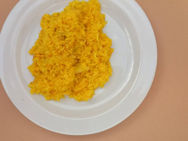 Risotto Azafrán Hecho Con Arroz Carnaroli Arroz Grano Mediano Cultivado —  Fotos de Stock