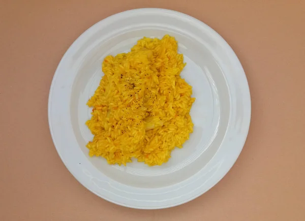 Carnaroli 大米制成的藏红花烩饭中等粒度水稻种植 — 图库照片