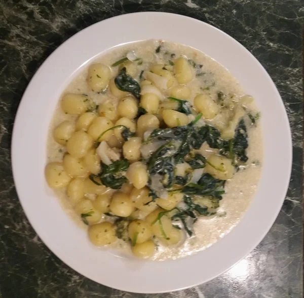 Macarrão Gnocchi Comida Tradicional Italiana Com Molho Espinafre — Fotografia de Stock