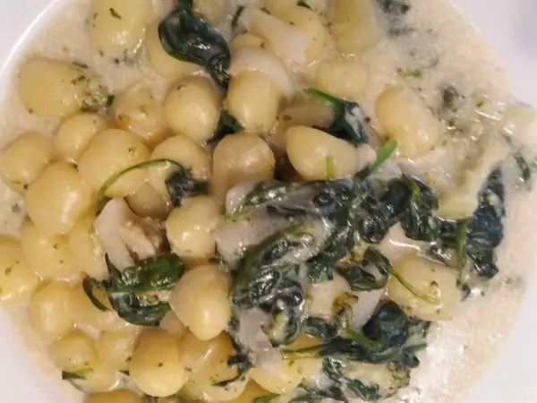 Macarrão Gnocchi Comida Tradicional Italiana Com Molho Espinafre — Fotografia de Stock