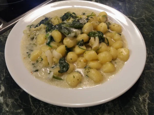 Macarrão Gnocchi Comida Tradicional Italiana Com Molho Espinafre — Fotografia de Stock