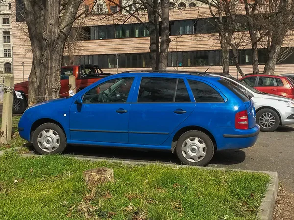 Niebieski samochód zaparkowany w Lipsku — Zdjęcie stockowe