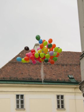Vienna, Avusturya - Mayıs 2014 yaklaşık: Viyana şehir merkezinde uçan Desigual balonlar
