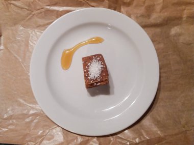 Hindistan cevizi pul ve bal tatlı bir tabak içinde tarih yapıştırın