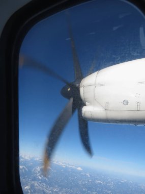 Uçuş sırasında bir uçaktan yan görünüm