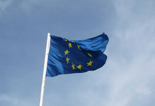 Bendera Uni Eropa Atas Langit Biru — Stok Foto